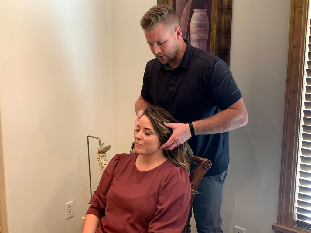 How Do Chiropractors Know Where To Adjust? chiropractic care -bountiful-utah
Adjustment and adjust with a chiropractor